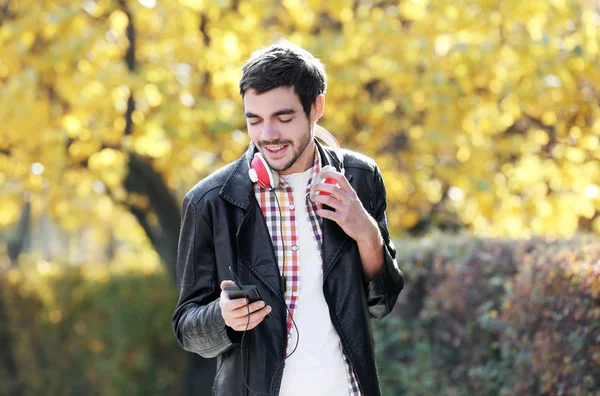 Joven escuchando música —  Fotos de Stock