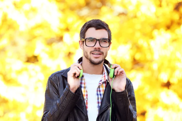 Young man listening to music — Stock Photo, Image