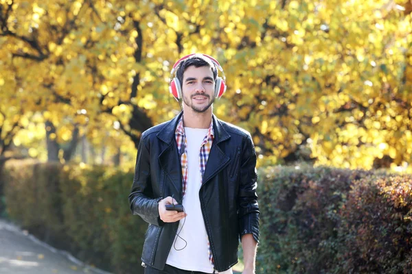 Jeune homme écoutant de la musique — Photo