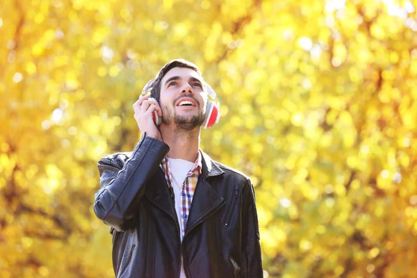 Joven escuchando música — Foto de Stock