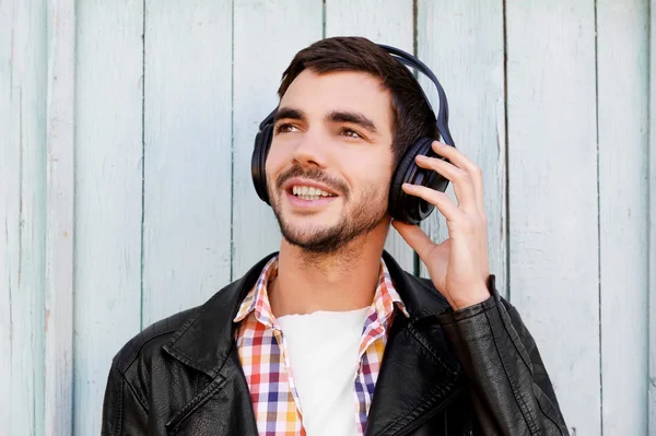 Man lyssnar på musik utomhus — Stockfoto