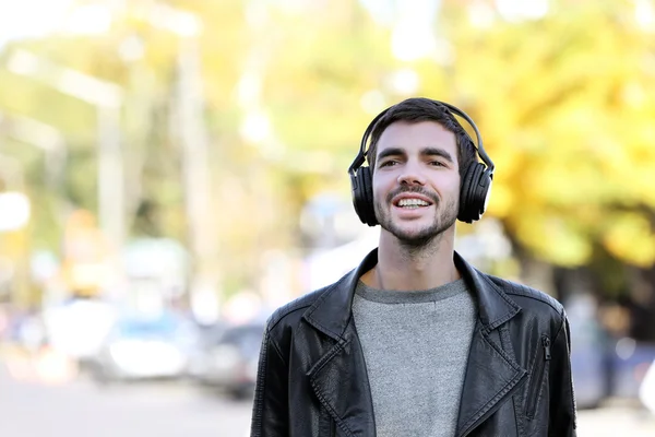 Man listening to music outdoors — Stock Photo, Image