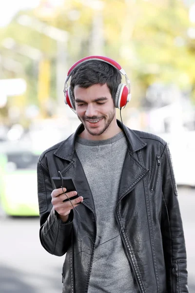 Man listening to music outdoors — Stock Photo, Image