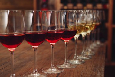 Birçok farklı şarap bardak 