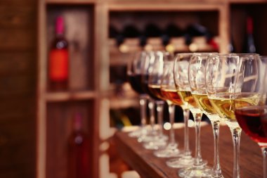 Birçok farklı şarap bardak 