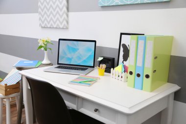 Dizüstü bilgisayar ile şık işyeri  