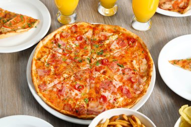 Evde pizza ile tablo  