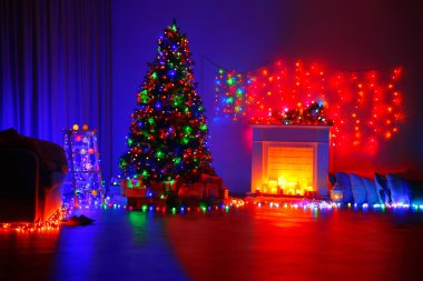 Noel ağacının yanında şömine