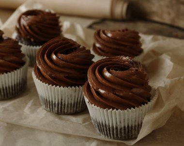 Baker kağıt üzerinde çikolata cupcakes 