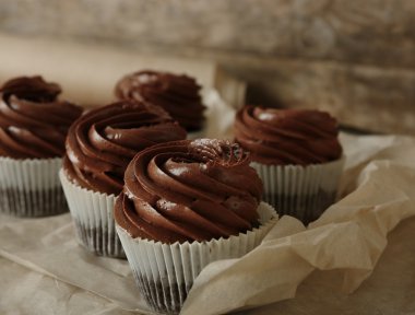 Baker kağıt üzerinde çikolata cupcakes 