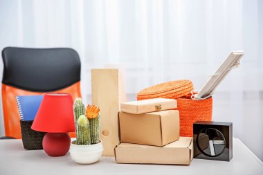 Şeylerle karton kutular