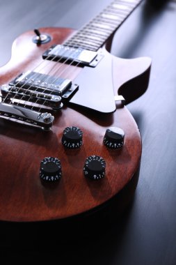 Kahverengi elektro gitar