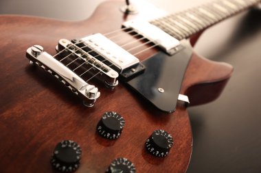 Kahverengi elektro gitar