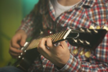 Elektro gitar çalan genç adam.