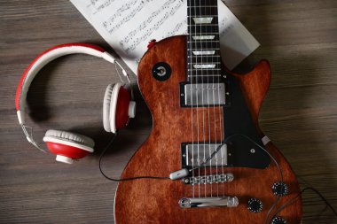 Kahverengi elektro gitar