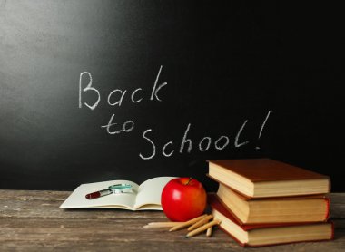 Okul kitapları üstünde okul sırası