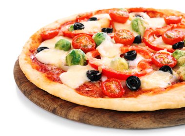 Peynirli ve sebzeli lezzetli pizza. 