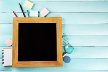 İleti örneği ile küçük okul yazı tahtası 