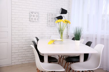 masa ve sandalyeler ile iç