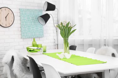 masa ve sandalyeler ile iç