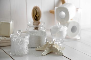 Beyaz duvar banyo aksesuarları