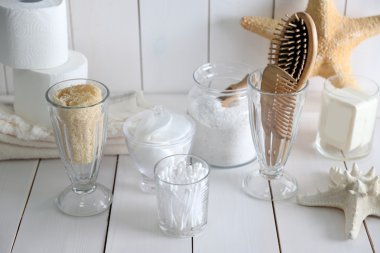 Beyaz duvar banyo aksesuarları