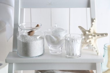 Beyaz duvar banyo aksesuarları