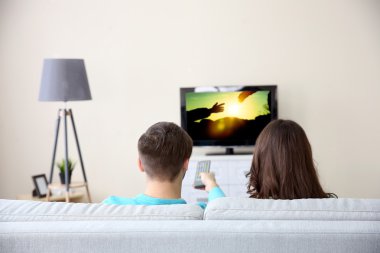 genç bir çift TV izleme