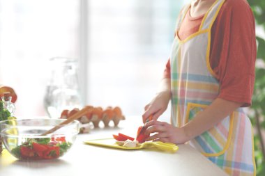 Genç kadın sebze salatası hazırlama 