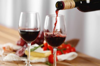 Kırmızı şarap cam içine dökme