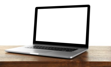 Masa üstünde siyah perde ile dizüstü bilgisayar