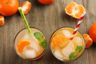 İki taze lezzetli mandalina kokteyller