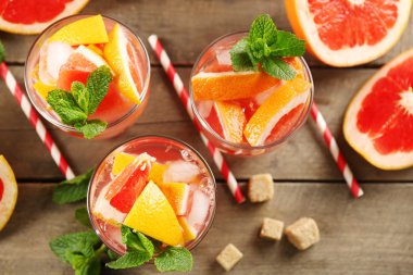 Olgun greyfurt ve taze meyve suyu 