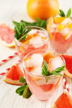 Olgun greyfurt ve taze meyve suyu 