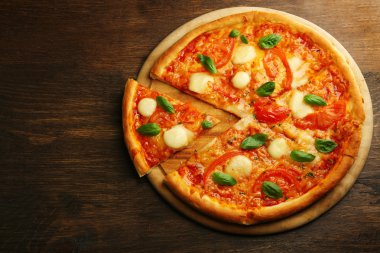 Dilimlenmiş Margherita pizza 