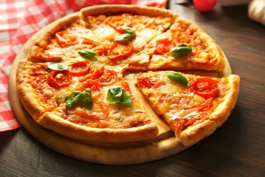 Dilimlenmiş Margherita pizza 