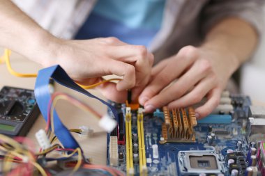 Genç adam bilgisayar donanım onarımı 