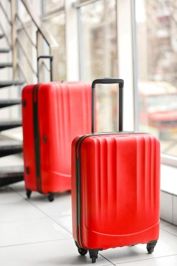 Renkli bavul kapalı