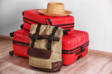 Yerde duran farklı bavul