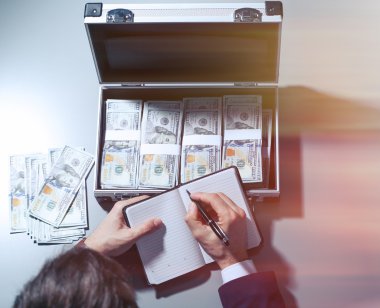 Defterde yazan iş adamı 