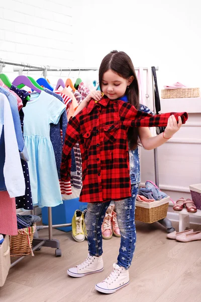 Niña probándose la camisa — Foto de Stock