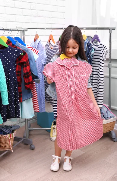 Dívka zkouší šaty — Stock fotografie