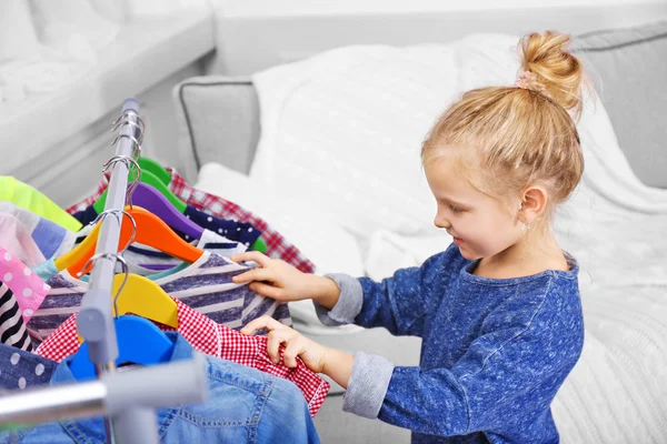 Niña probándose el vestido — Foto de Stock