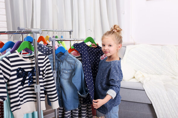 Девочка пытается одеться
