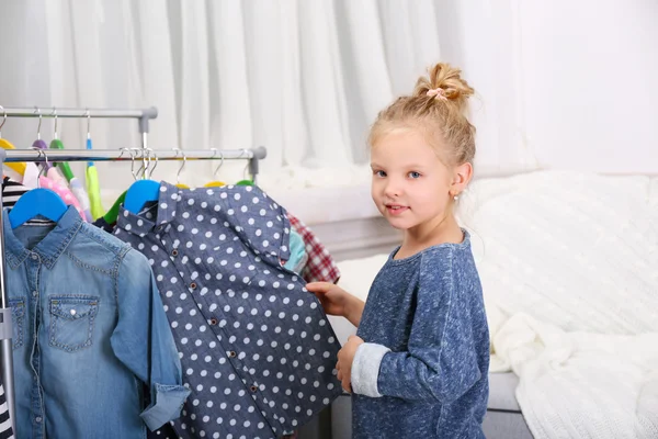 Niña tratando de vestido — Foto de Stock