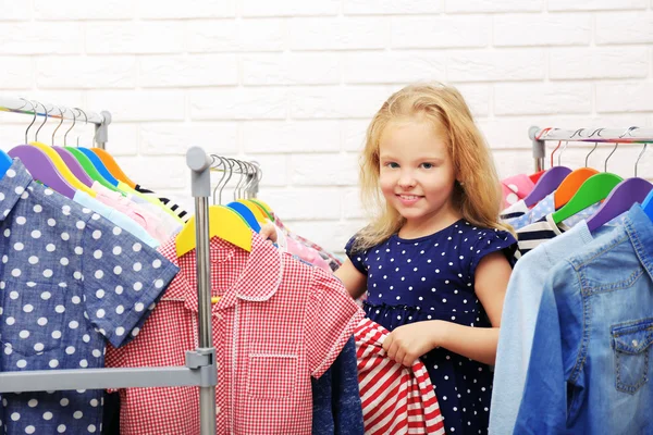 Niña tratando de vestido — Foto de Stock