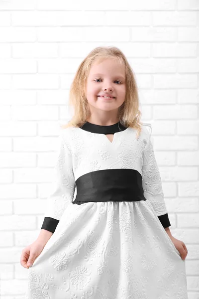 Lilla flickan i klänning — Stockfoto