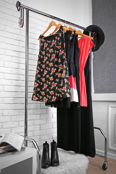 Colección de ropa femenina colgando — Foto de Stock