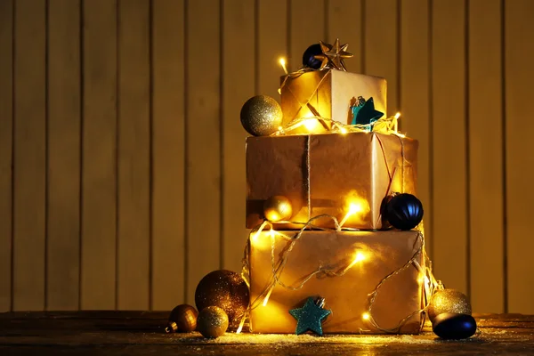 Geschenkdozen en Christmas decor — Stockfoto