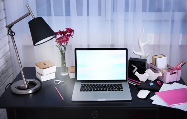 Werkplek met laptop op tafel — Stockfoto